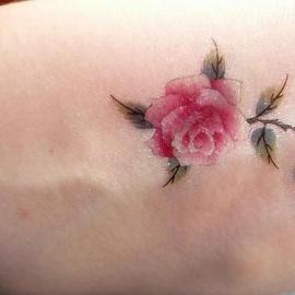Роза на нозі значення татуювання