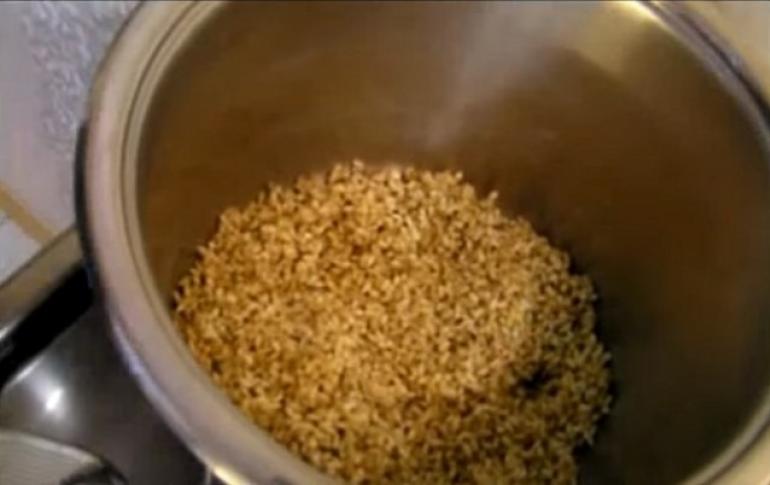 Wie man Perlgerste in Shvidko-Wasser ohne Einweichen in einem Multikocher kocht