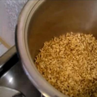 Wie man Graupen in Shvidko-Wasser ohne Einweichen in einem Multikocher kocht