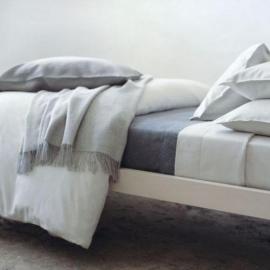 Okopajte posteljo v belino v sanjah