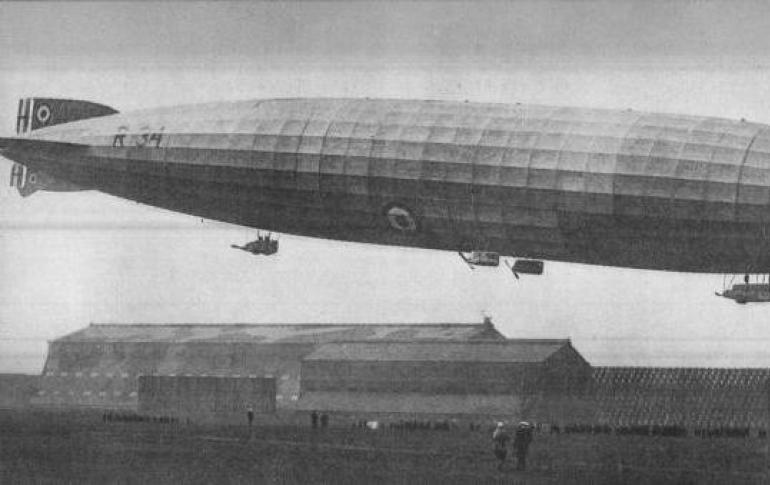 Kerovaniy airship.  Nebo je divovsko.  Daljinski sistem grijanja